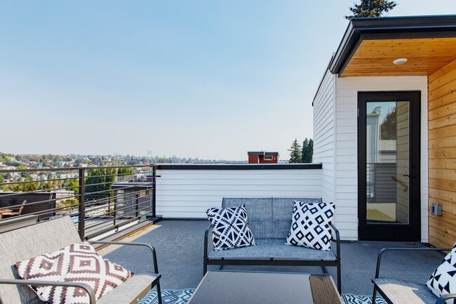 Building Photo - Modern 3 Bed, 3.5 Bath Townhouse for Rent