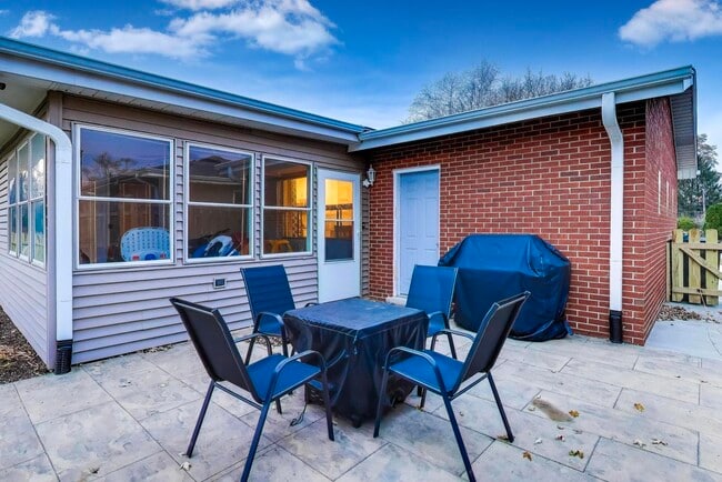 Building Photo - 6 S Waterman Ave