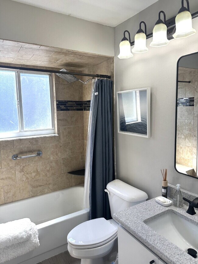 Building Photo - Fully Furnished Waterfront Condo For Rent!