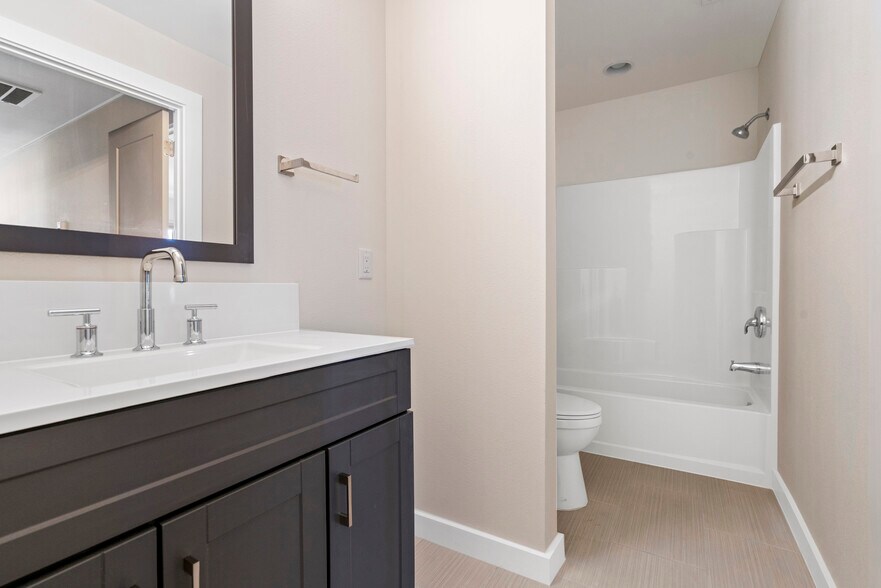 Building Photo - 2501 Country Club Dr