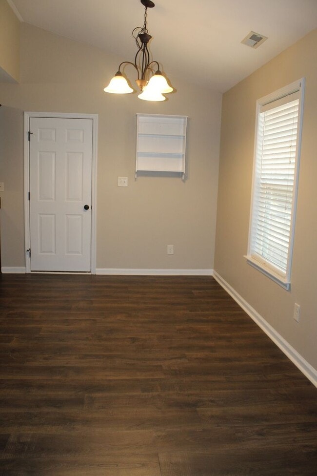 Building Photo - 3 Bed/2 Bath Home - 10 minutes to SJAFB!