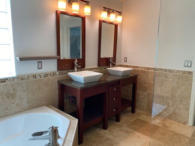 Building Photo - Lakefront 3-Bedroom Pool Home in Gated Com...