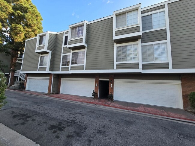 Building Photo - COSTA MESA 2 BEDROOM, 2 BATHROOM CONDO $3,400 (BRISTOL & BAKER)