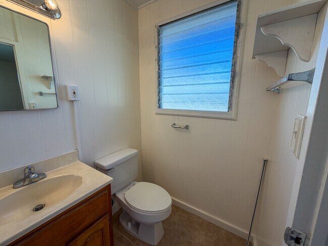 Building Photo - Kailua, SFH, Spacious Yard, Carport, Private W/D