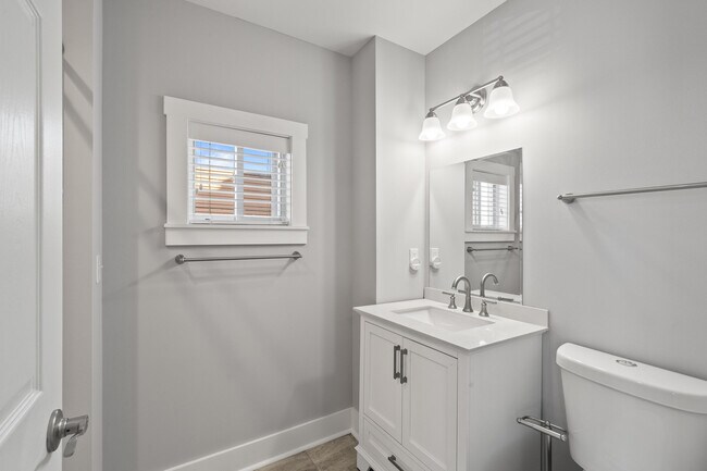 Building Photo - 106 N Main St