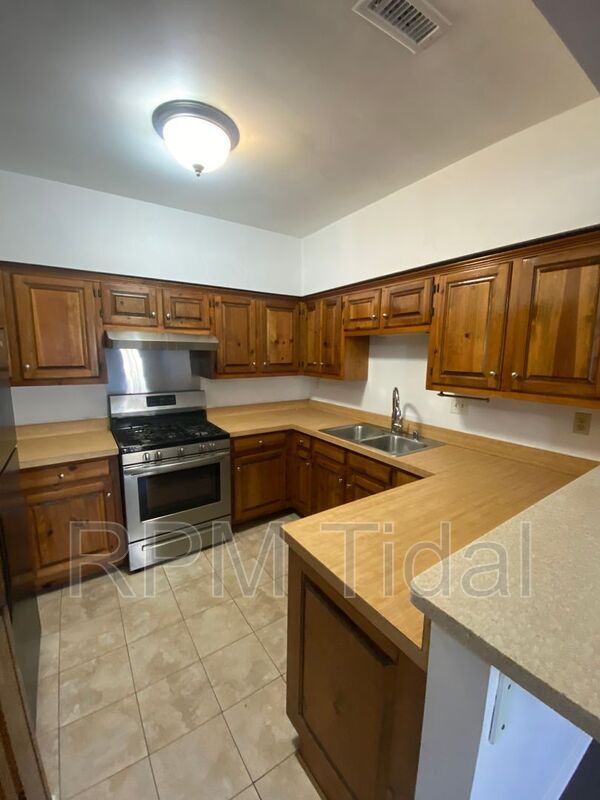 Building Photo - 610 Guy Ln