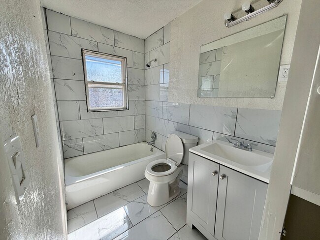 Building Photo - 3-Bedroom Home with Updated Kitchen