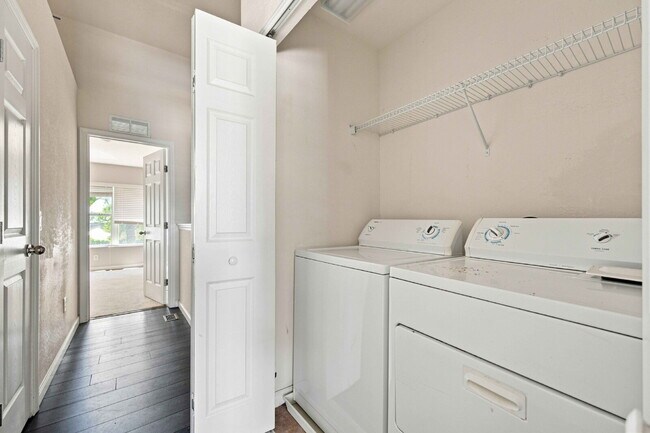 Building Photo - END-UNIT TOWNHOME FOR RENT IN GATED WYNCHASE AT FORE RANCH!