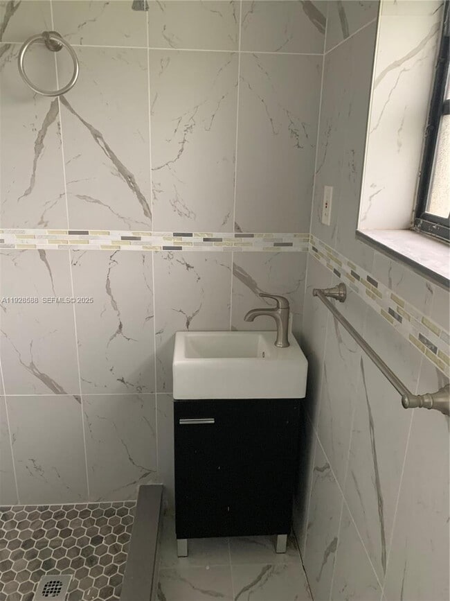 Building Photo - 14300 SW 105th Ave