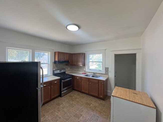 Building Photo - Large Four Bedroom Home!