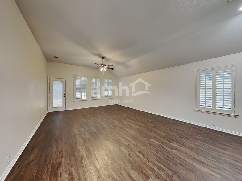 Building Photo - 105 Broken Arrow St