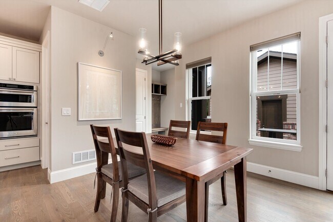 Building Photo - Furnished Home - Move in Ready!