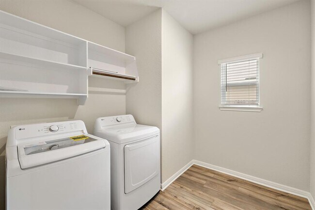 Building Photo - 205 Durango Downs Dr