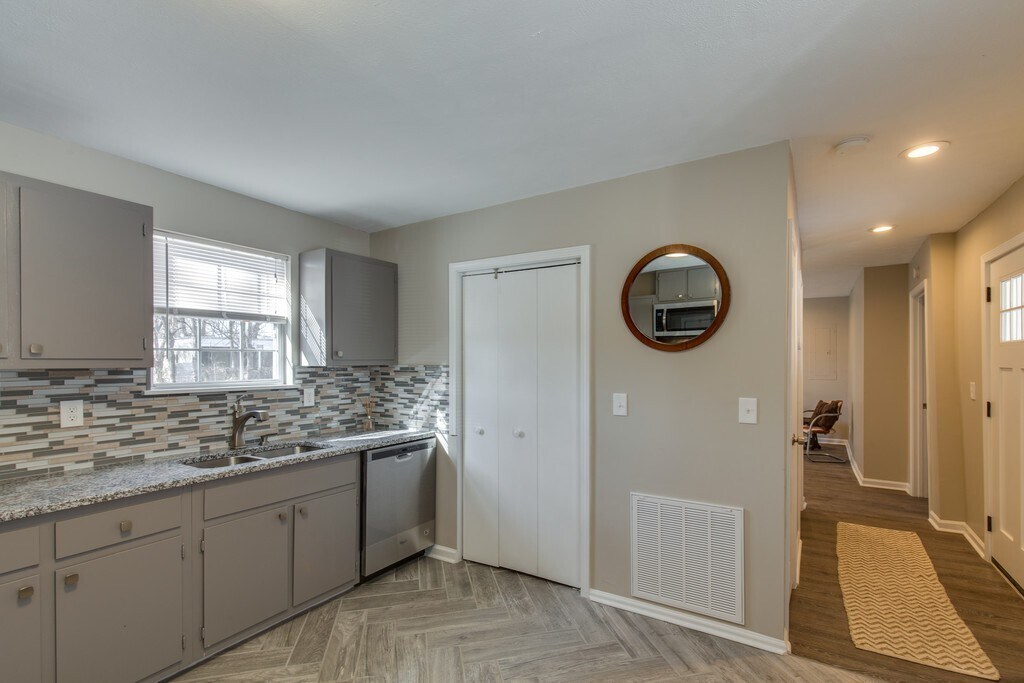 Building Photo - 1417 22nd Ave N