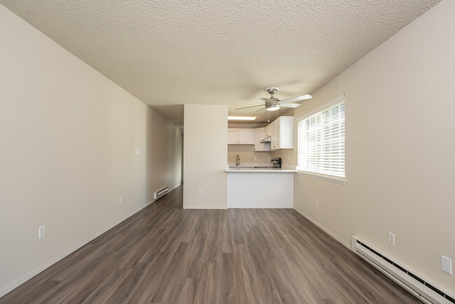 1 Bed 1 Bath Corner Unit - 750 Sq Ft - Rebecca Shores Apartment