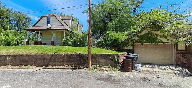Building Photo - 1324 Messanie St