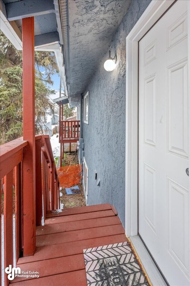 Building Photo - The Single-Family Alternative: 3BD/2BA Triplex Unit with Modern Comforts