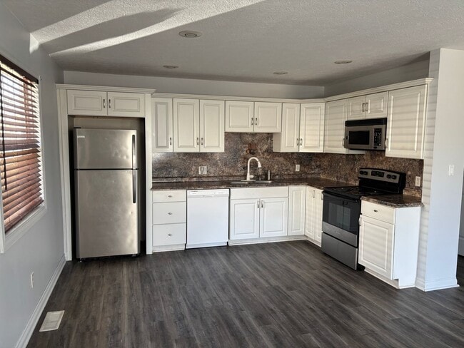 Building Photo - New Phila 3bed Ranch w/ Garage & Full Base...