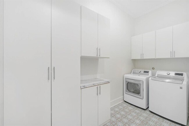 Building Photo - 201 Mayerling Dr