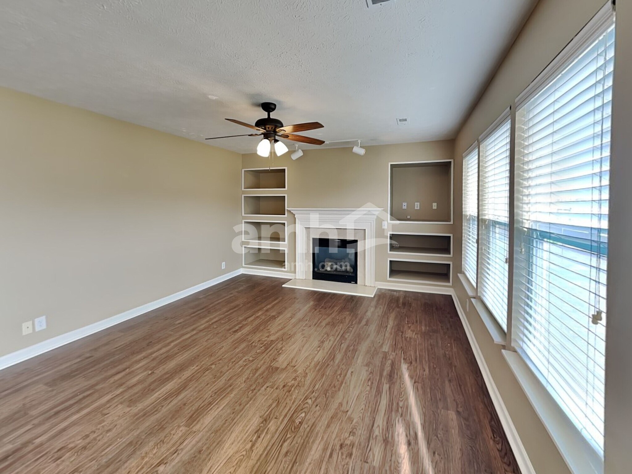 Building Photo - 4060 Longfellow Dr