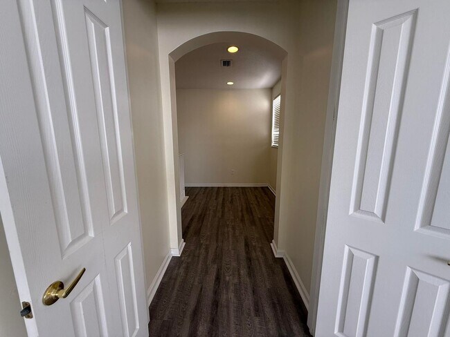 Building Photo - 2793 Shaughnessy Dr