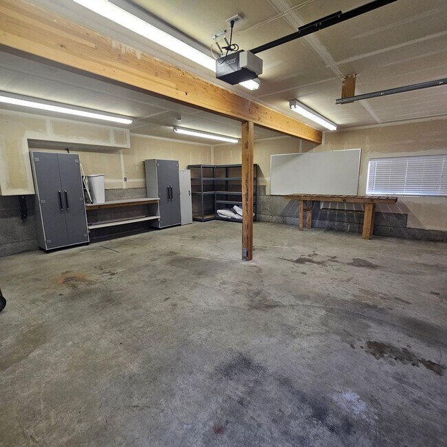 Building Photo - Charming 1-Bedroom Home with Spacious Backyard, 2 car garage & Modern Amenities – Pet Friendly!
