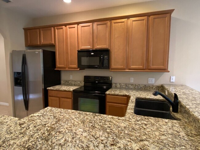 Building Photo - Townhome in Gated Community in the heart of Oviedo