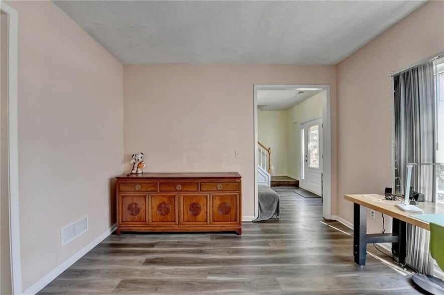 Building Photo - 435 Leasingham Way