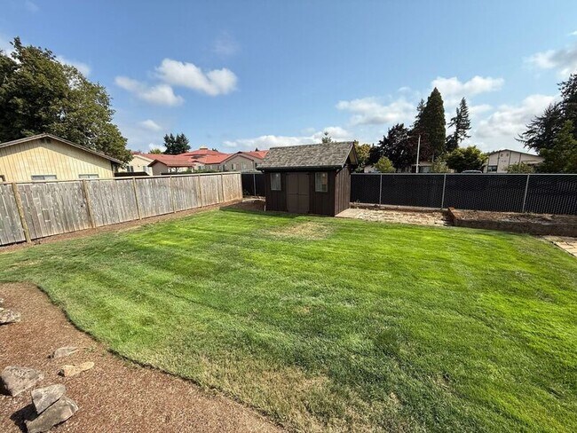 Building Photo - 460 SE Conifer Pl