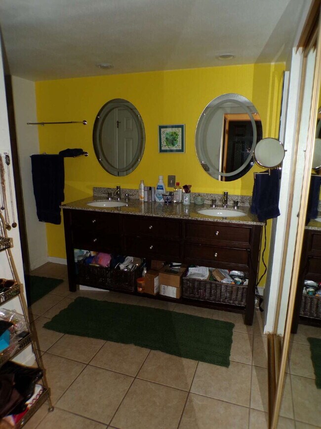 Building Photo - Wind Stream Condos - 3 Bedroom - 2 bathroo...