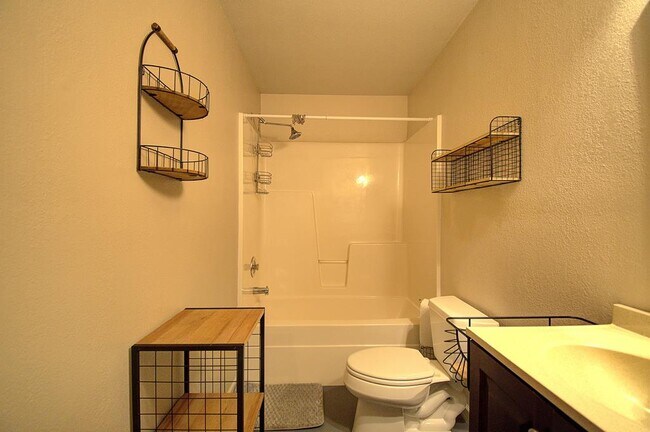 Building Photo - 110 Real Woods View E