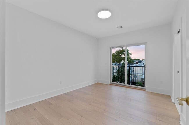 Building Photo - 525 Ave E