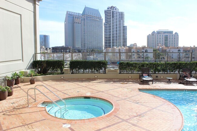 Building Photo - Stunning 2B+Den/2BA Condo in Downtown San ...