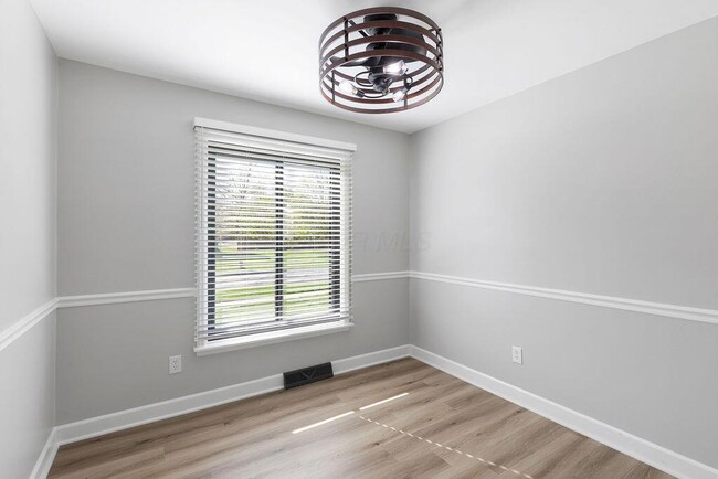 Building Photo - 554 Pointview Dr