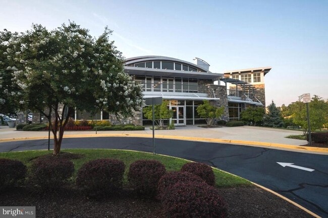 Building Photo - 2456 Eastbourne Dr