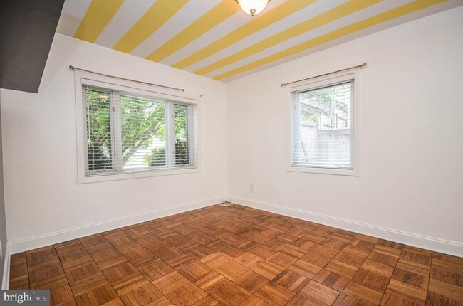 Building Photo - 3313 W Coquelin Terrace