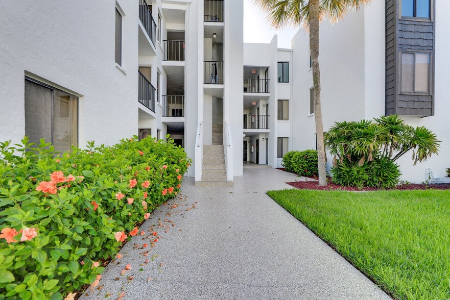 Building Photo - 2955 N Beach Rd