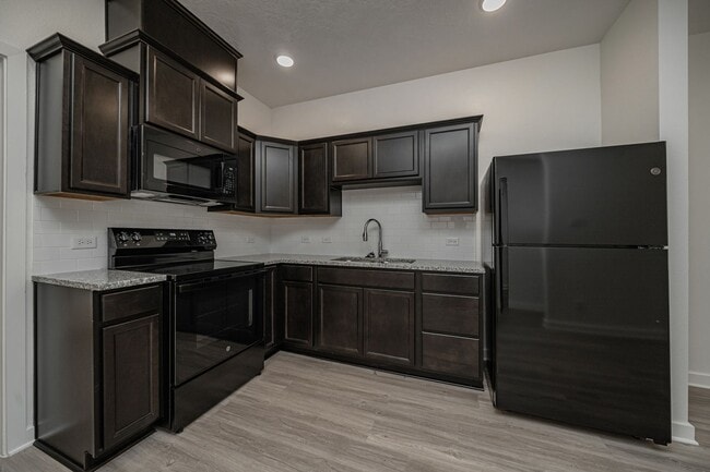 Building Photo - 1606 W 5th St