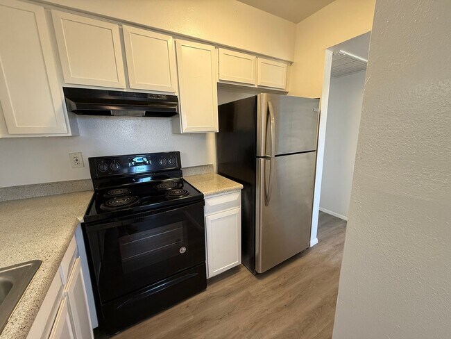 Building Photo - MOVE IN SPECIAL