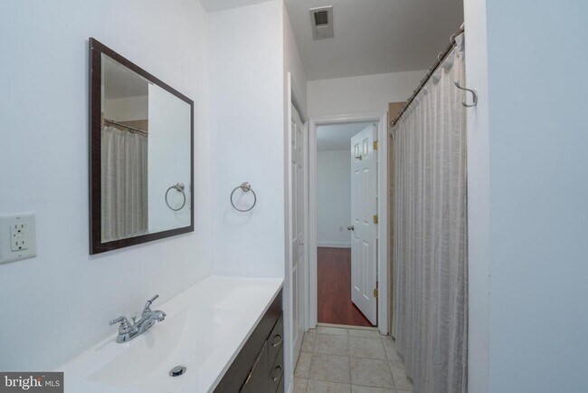 Building Photo - 838 S Bond St