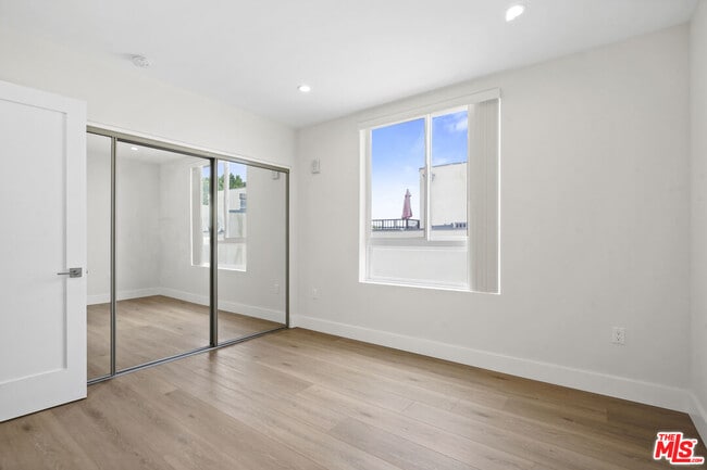 Building Photo - 11042 La Maida St