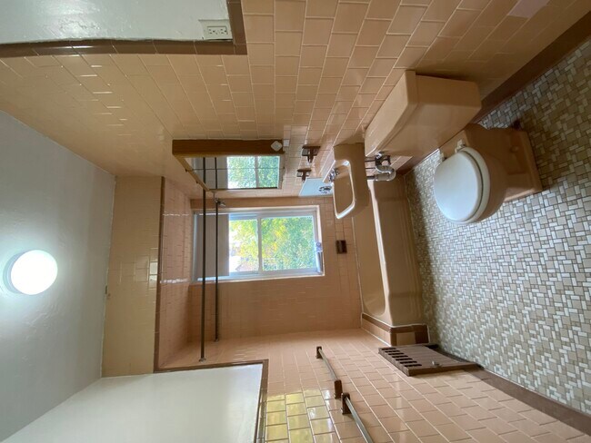 Building Photo - 1824 Beacon St