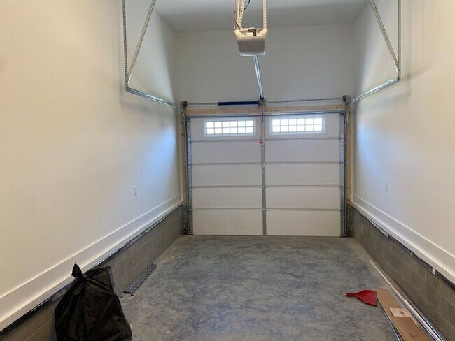 Building Photo - Luxury 4 Bed 3 Bath - 4 Minutes from Downt...