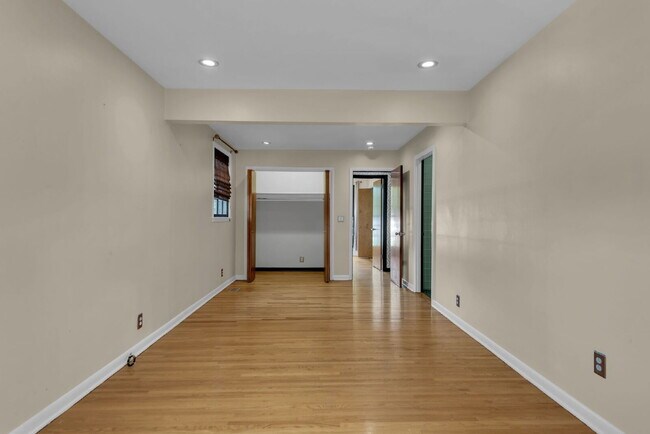 Building Photo - "Charming 3-Bedroom Haven with Gleaming Hardwood Floors in Vibrant Nashville Neighborhood!"