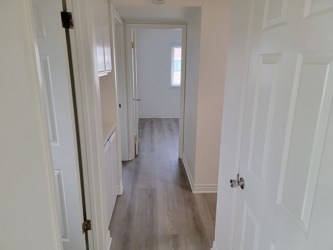 Building Photo - 3bed/1.5ba End Unit with Private Backyard & Patio