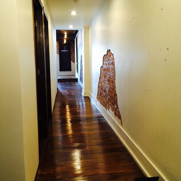 Building Photo - 106 N Main St