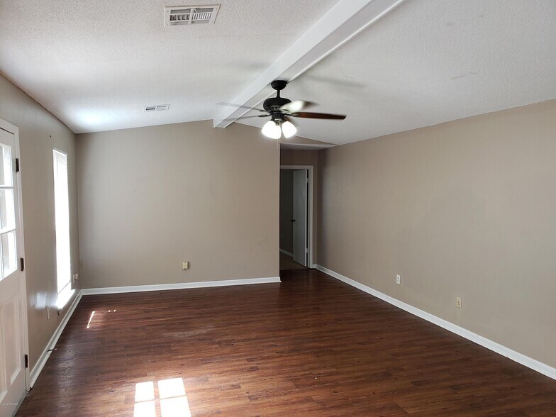 Building Photo - 230 Briarcliff Dr