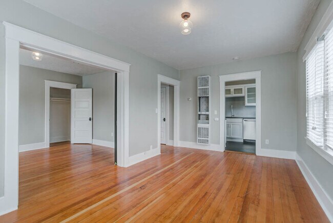 Building Photo - Nicely Renovated Top Floor Corner 1-Bed w/...