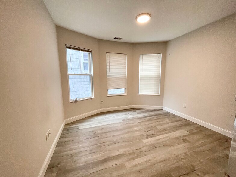 Building Photo - 113 Hillside St