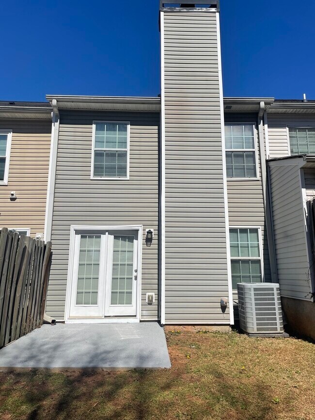 Building Photo - Spacious Townhome, New flooring!